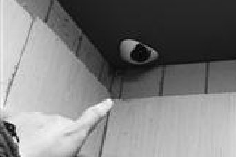 電梯攝像頭被涂黑 ，刷卡器被損壞究竟是何人所