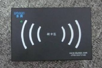 揭陽(yáng)小區(qū)業(yè)主興起電梯刷卡，安全還是麻煩？