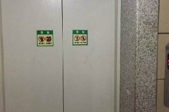 老小區(qū)加裝電梯費用誰承擔？電梯刷卡巧解難題